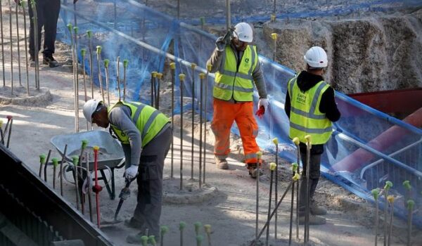 27545934-8248637-Construction_workers_seen_working_on_a_building_site_in_Lewisham-a-112_1587636429511